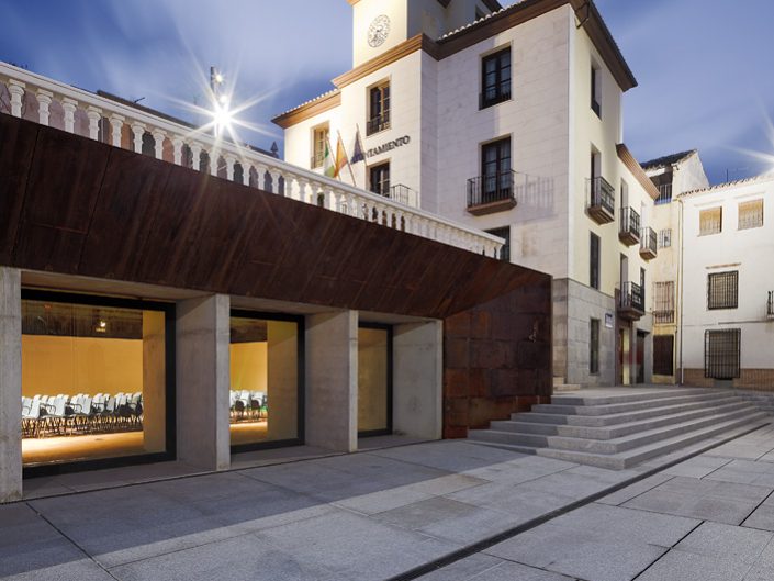 Plaza y Sala de Exposiciones en Cabra del Santo Cristo -Jaén-